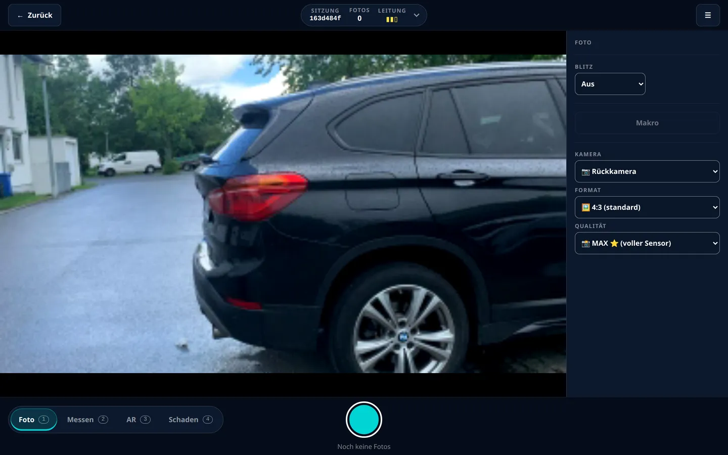 Dashboard mit Live-Video eines Fahrzeugs und einer Status-Pille für die Verbindung.